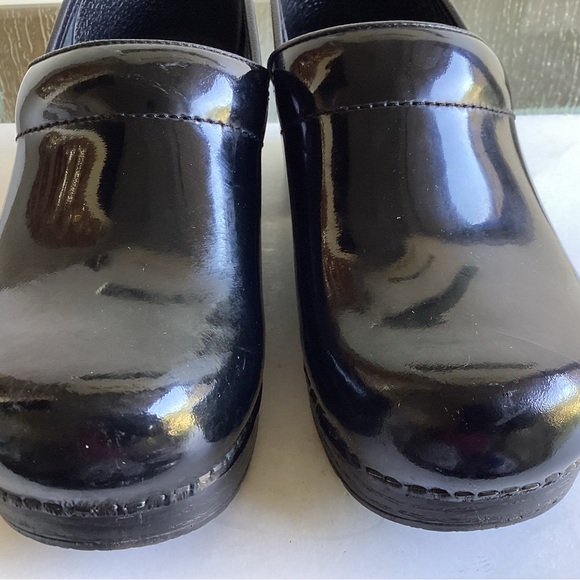 Dansko Glossy Black Leather Clogs Women's Size US 7 EU 38 - Picture 7 of 9